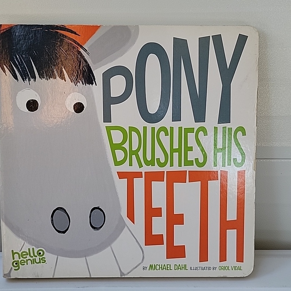Pony brushes is teeth by Michael Dahl